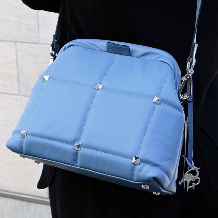 Charlotte kék szegecses táska
